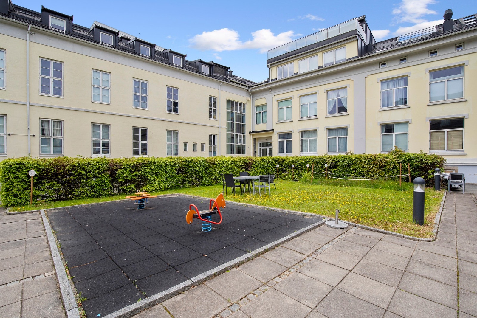 Bakgården er som en grønn lunge midt i byen hvor du kan nyte finværet på varme sommerdager. Galleribilde