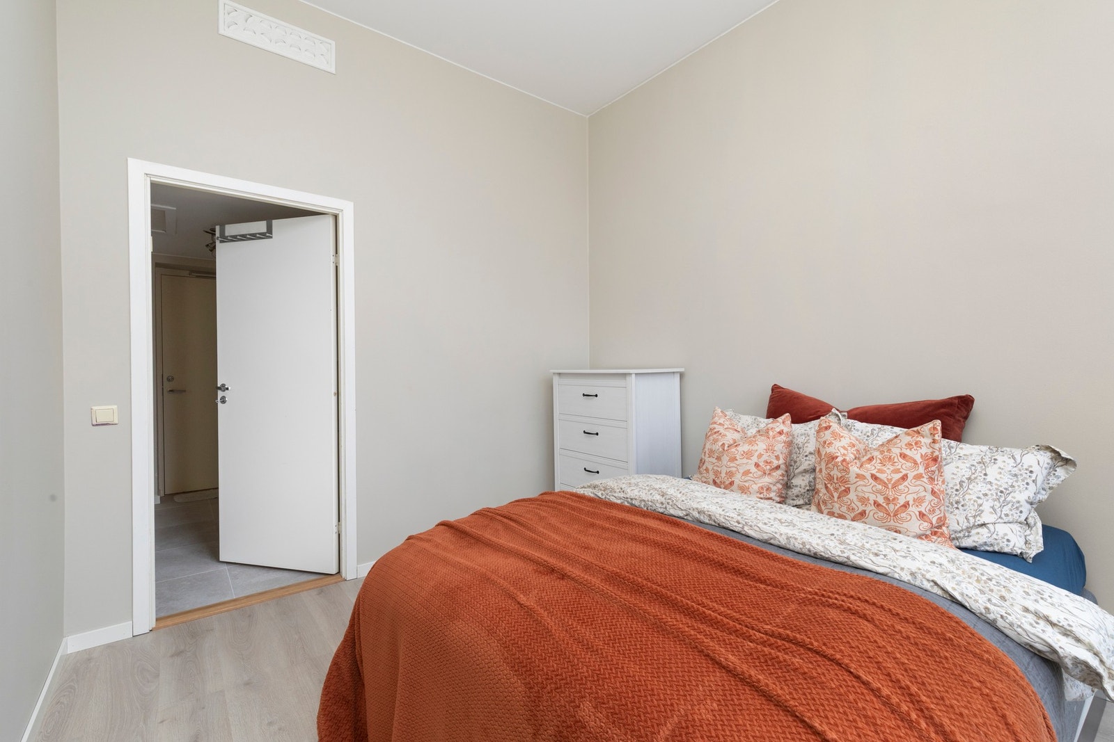 Soverom nr. 1 har god plass til garderobe løsning og dobbelt seng. Galleribilde