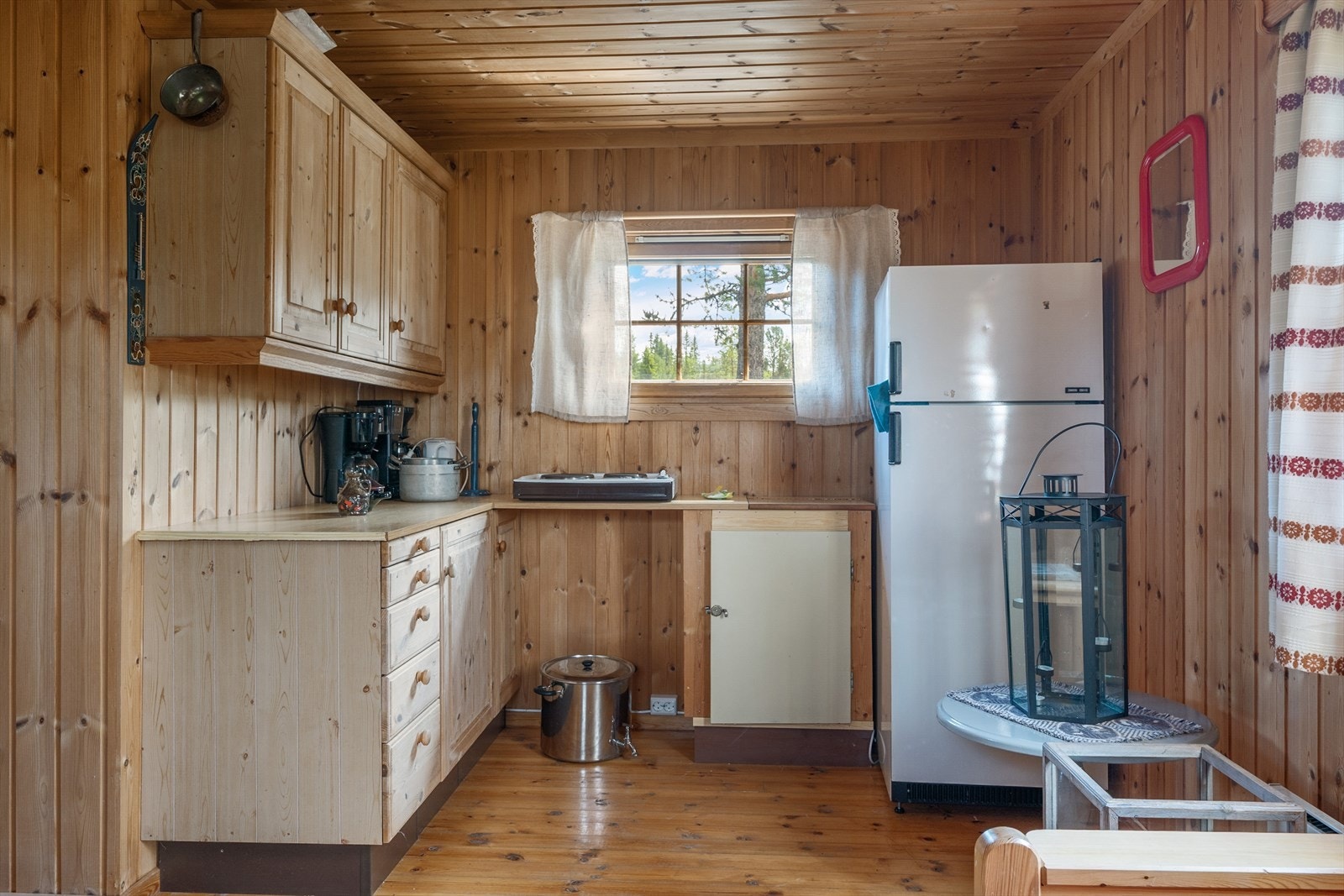 Kjøkkenet har innredning med profilerte fronter. Benkeplate av laminat. Galleribilde