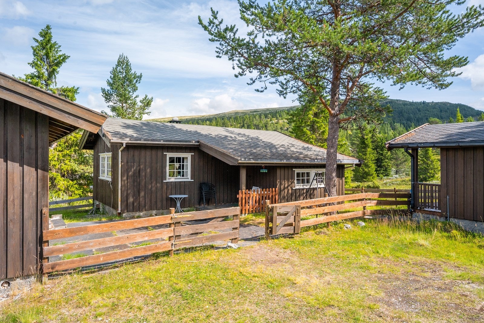 Eiendommen er bebygget med hytte, anneks og uthus. Galleribilde