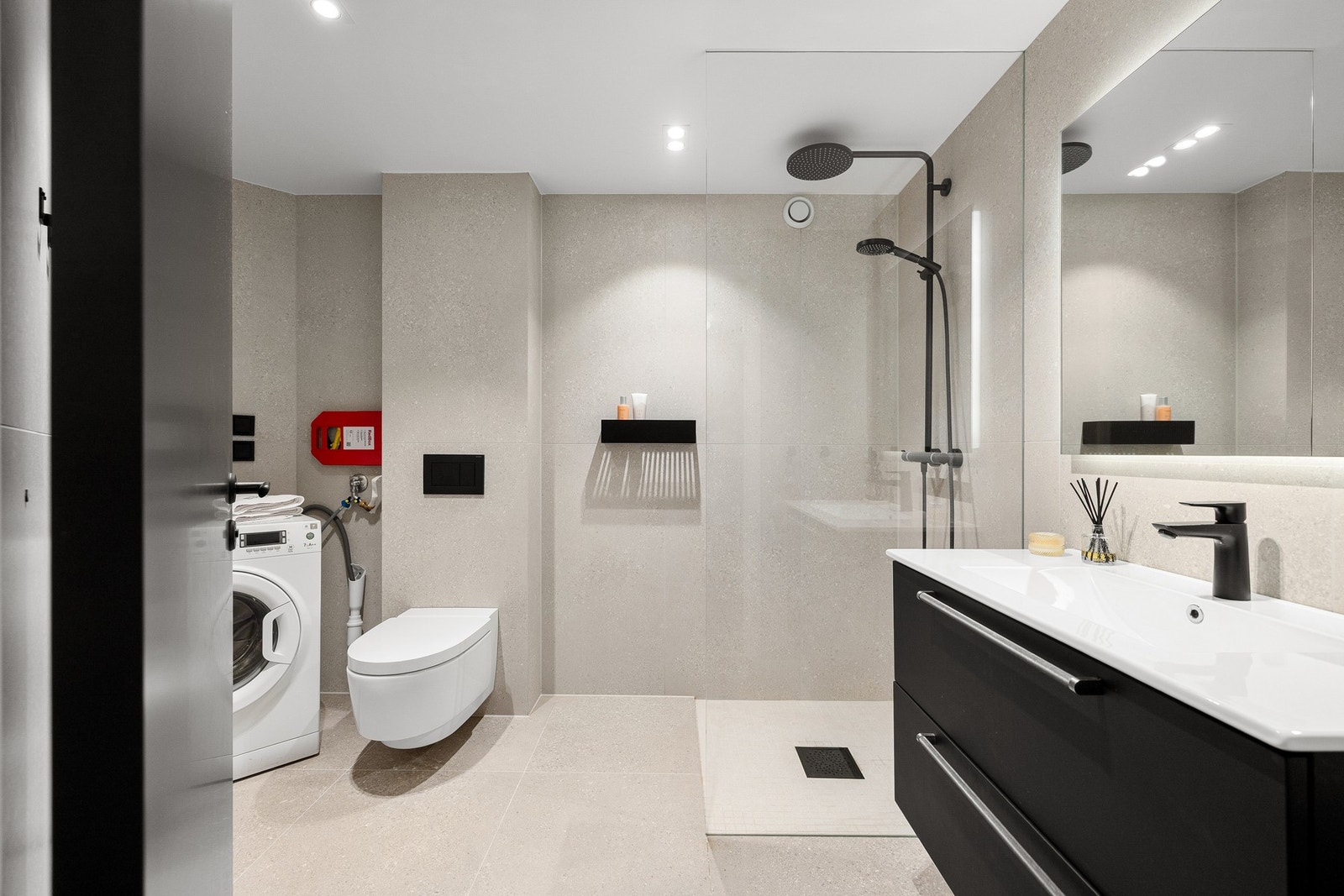 Lekkert bad fra 2021 med downlights og gulvvarme. Galleribilde