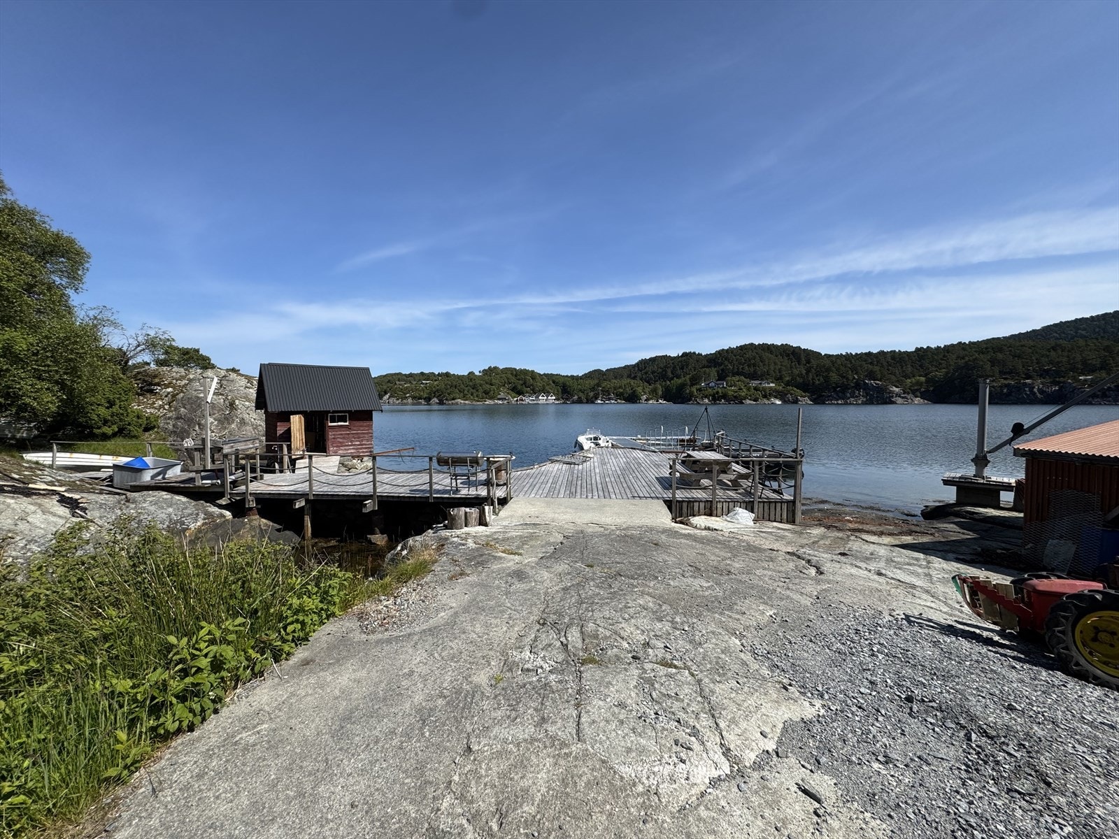 Mulighetene her er mange enten du ønsker å ta et forfriskende morgenbad, sette båten ut på sjøen eller andre aktiviteter som hører sjølivet til. Galleribilde