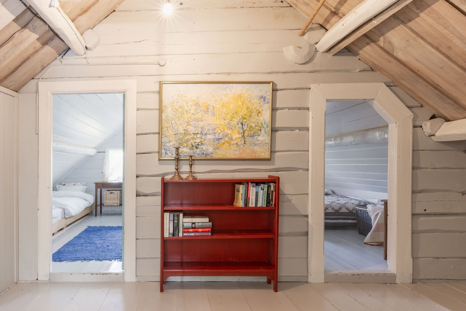 Den lyse fargeskalaen og tregulvene går igjen også her oppe, og gir hele huset en helhetlig karakter. Galleribilde