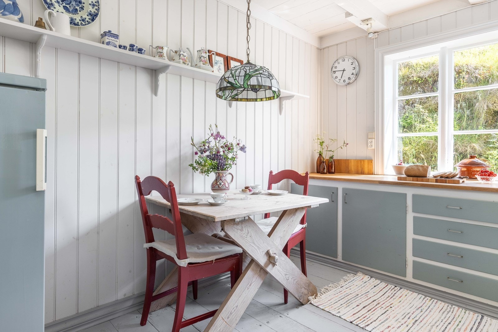 Her er det godt med skap og benkeplass, og rommet er utstyrt med moderne gasskomfyr i stål, kjøleskap fra Samsung og vegghengt ventilator fra IKEA. Galleribilde