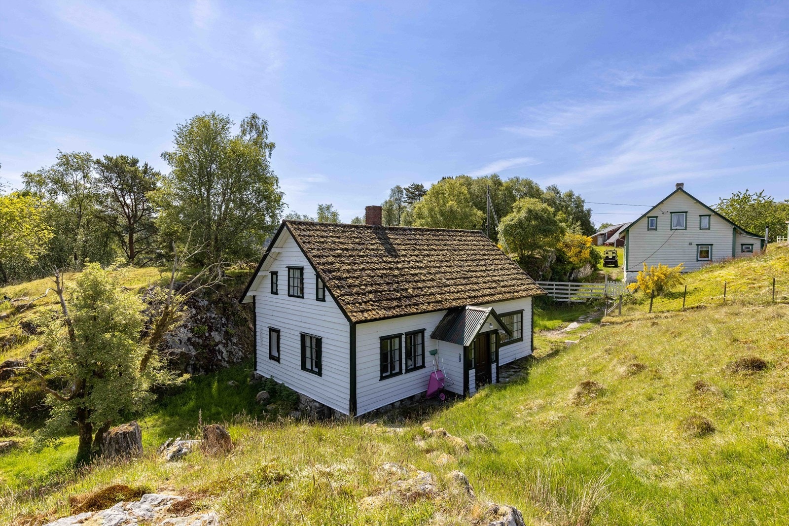 Hovedhuset har levd liv og gode minner i veggene. Nøyaktig hvor gammelt det er, vet man ikke. Trolig hadde gårdshuset allerede blitt flyttet to ganger før det i 1870 ble solgt. Galleribilde