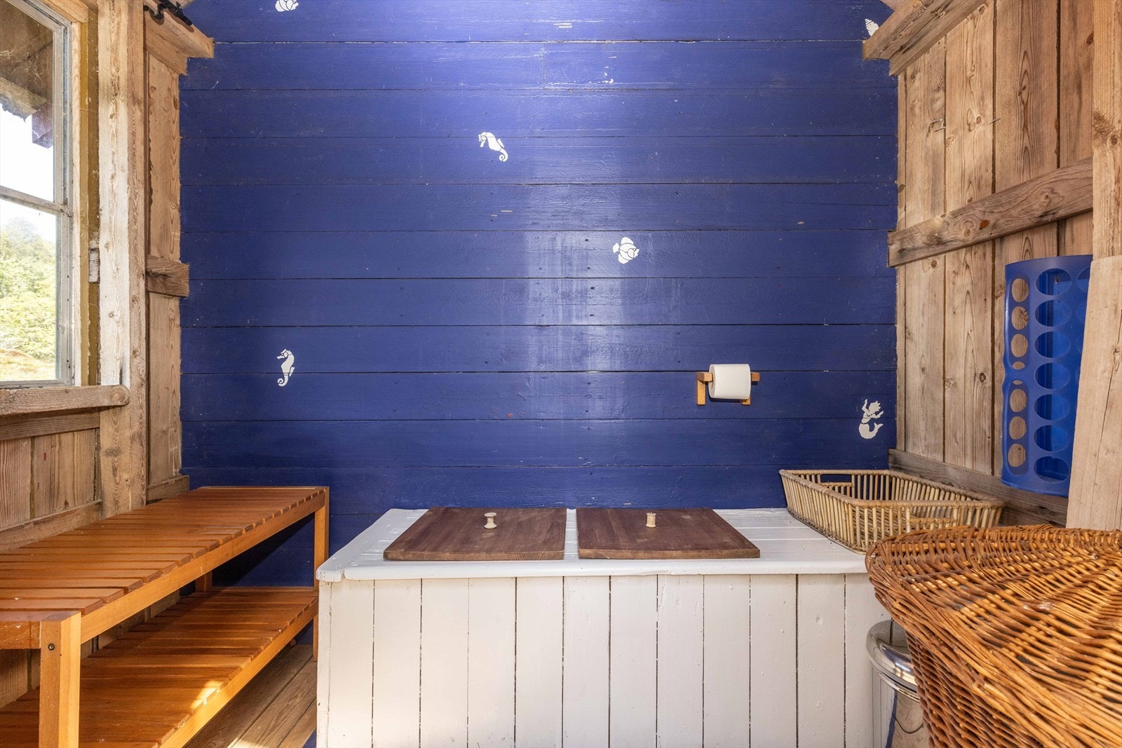 Selv utedoen er gjort innbydende, med friske farger og solide lokk over de to sitteplassene. Galleribilde