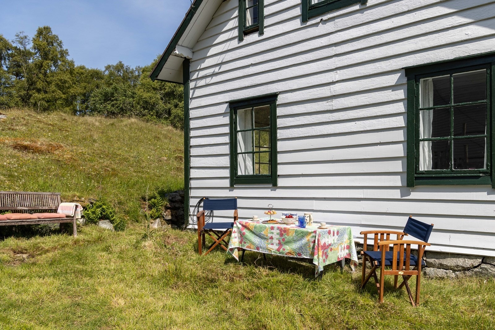 I tillegg til tunet følger det med en egen utmarksparsell på nærmere 20 mål lenger inn på Blåsterneset. Den ligger i en nydelig furuskog, og har omtrent 150 meter strandlinje. Galleribilde