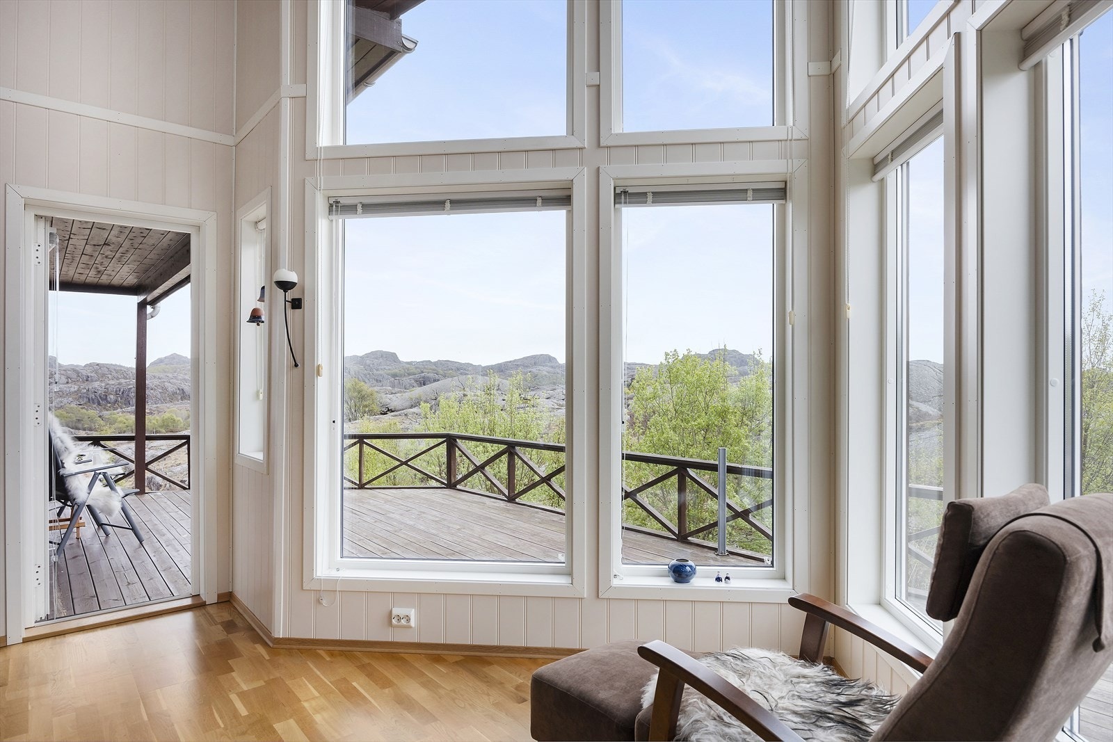 De store vinduene har 2-lags glass fra byggeår, og gir en flott kontakt med naturen utenfor. Galleribilde