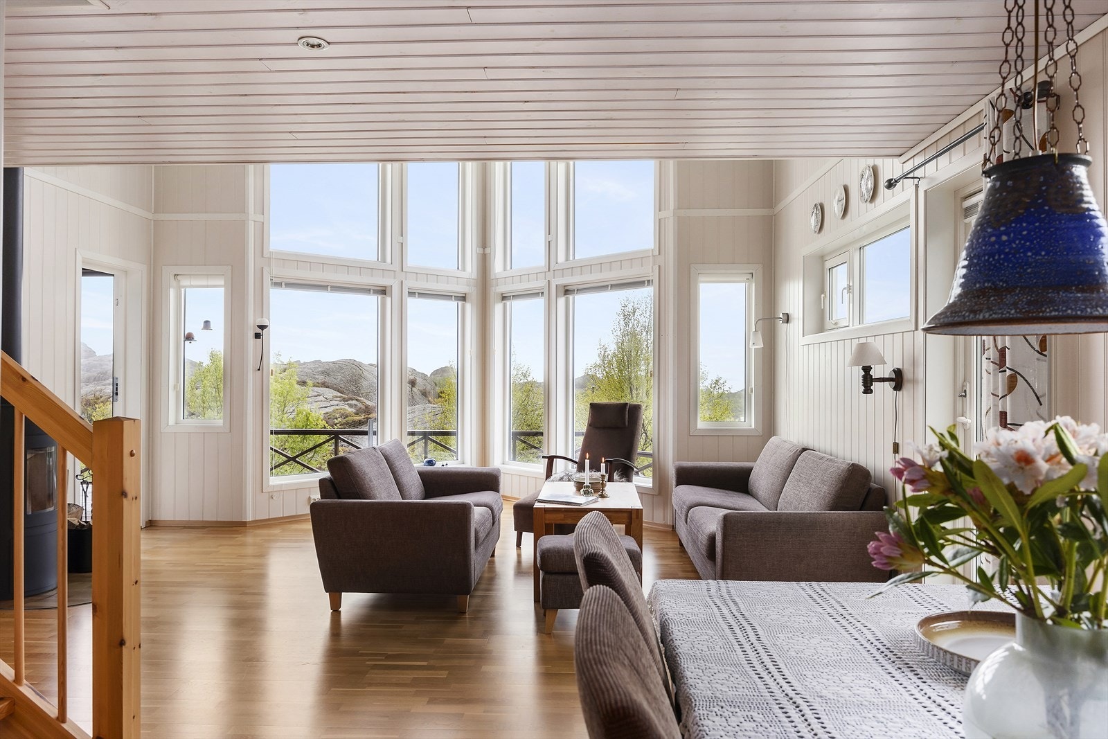 Gjennomgående parkett på gulv og trepanel i taket skaper en helhetlig og lun stil. Galleribilde