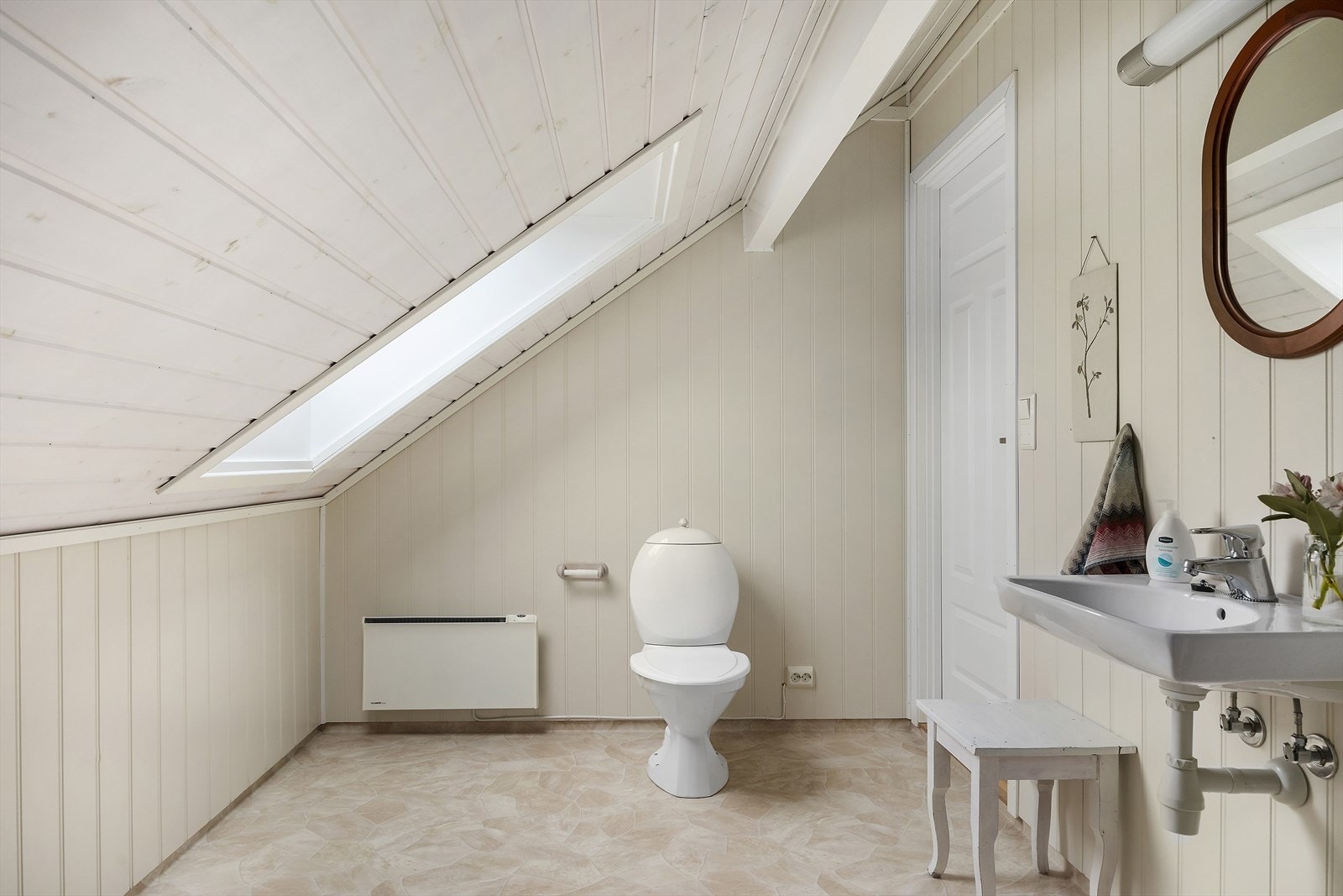 Takvindu gir naturlig lys til badet i andre etasje. Galleribilde