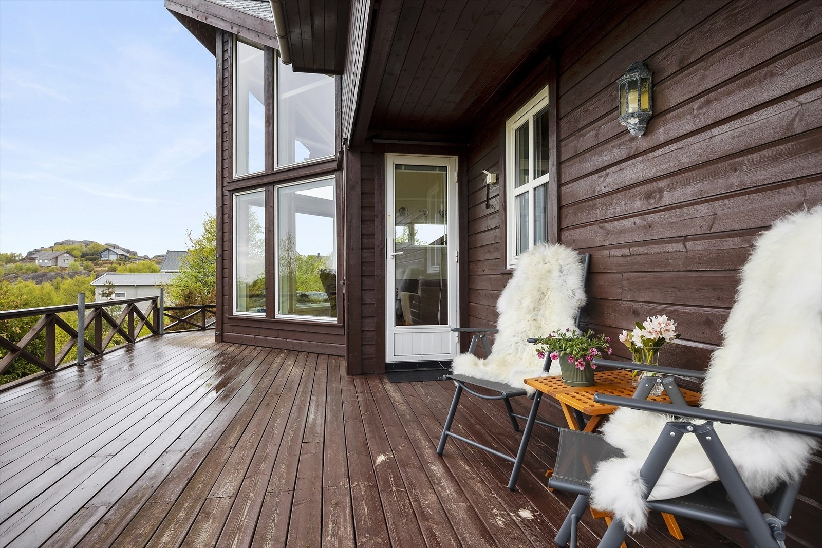 Terrassen er bygget i tre og har god plass for en sittegruppe. Galleribilde