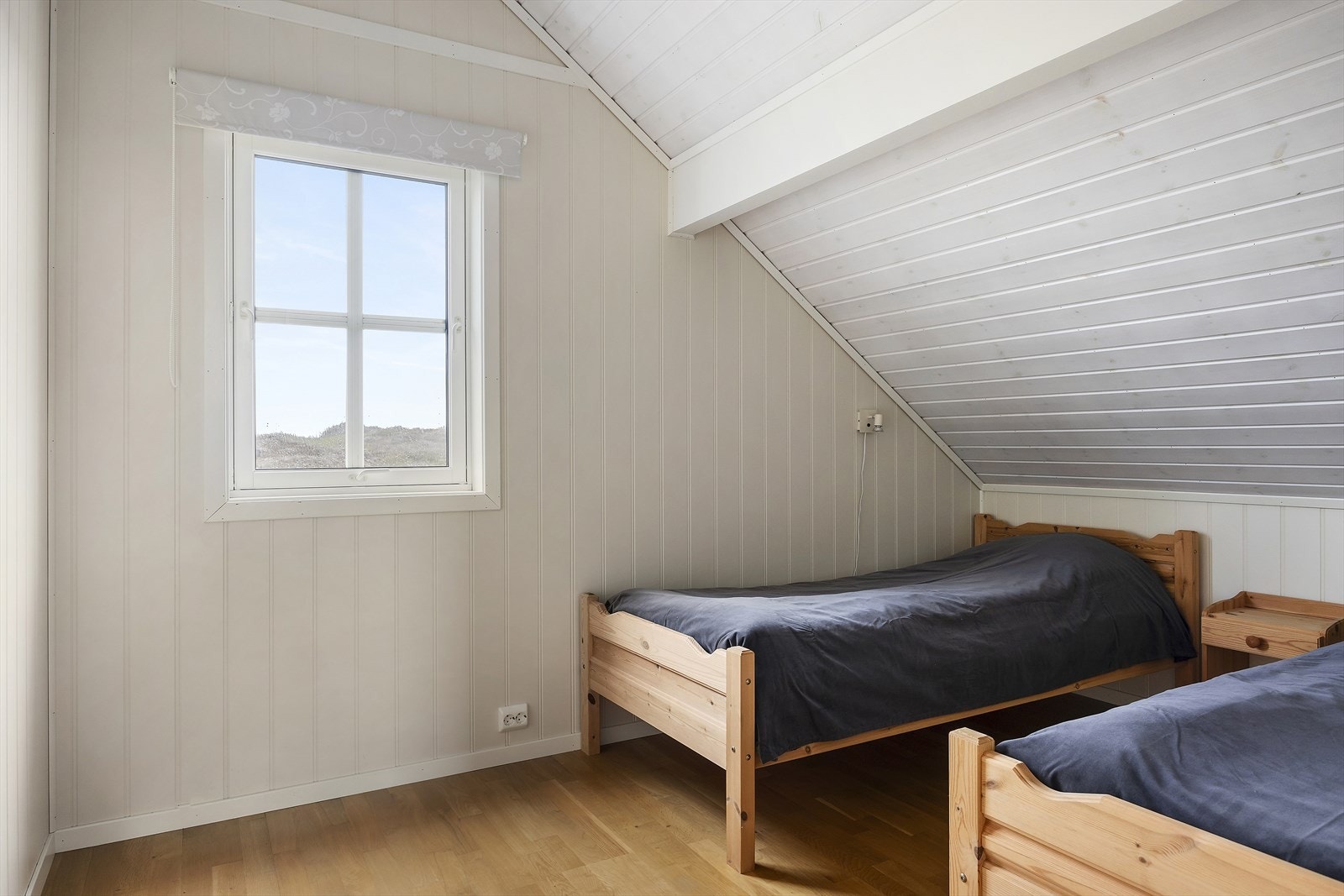 Ett av to soverom i andre etasje, med plass til to senger. Galleribilde