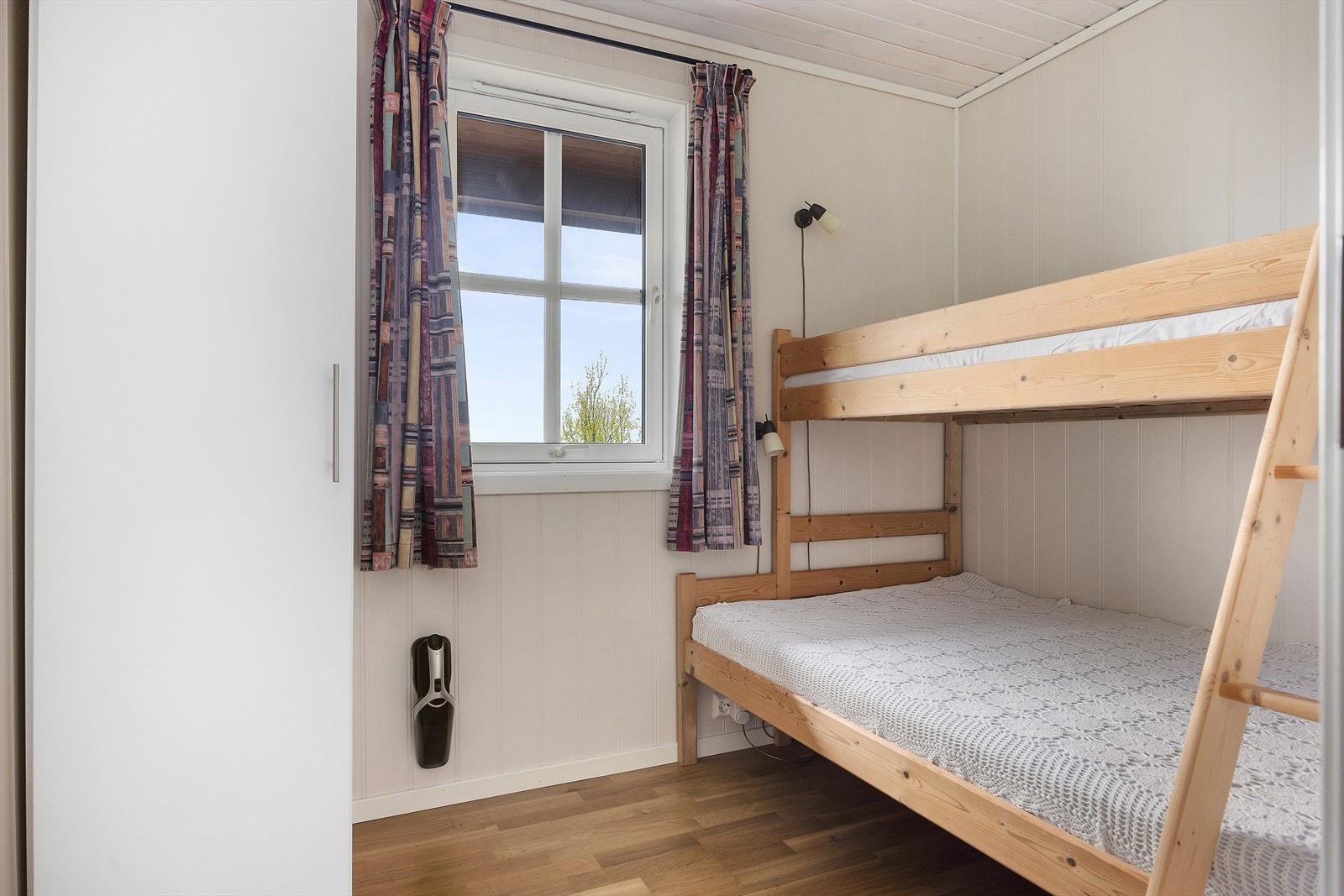 Det andre soverommet i første etasje, praktisk innredet med køyeseng. Galleribilde