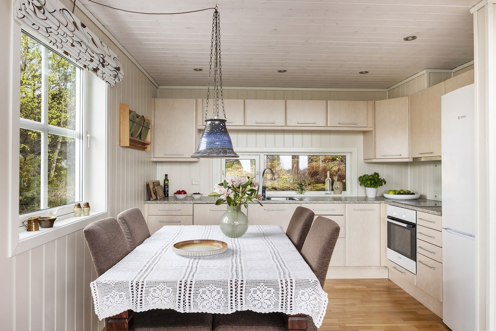 Kjøkkenet er i åpen løsning med stuen og har god plass til en stor spisegruppe. Galleribilde