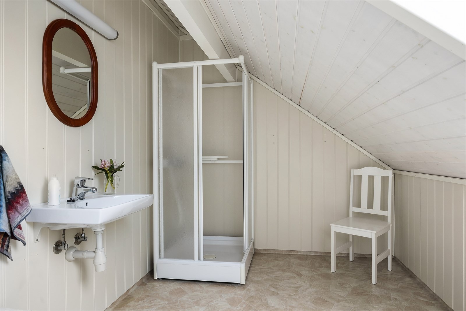 Badet i andre etasje har vinylbelegg på gulv, dusjkabinett og toalett. Galleribilde