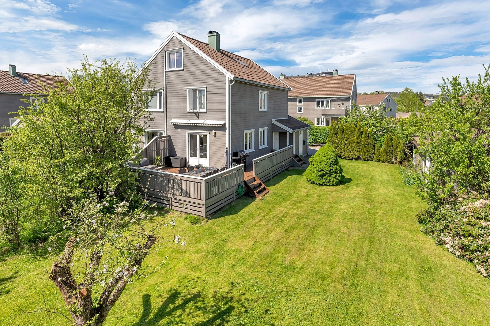Tomannsboligen har egen privat tilgang til en stor og solrik hage med veranda. Galleribilde