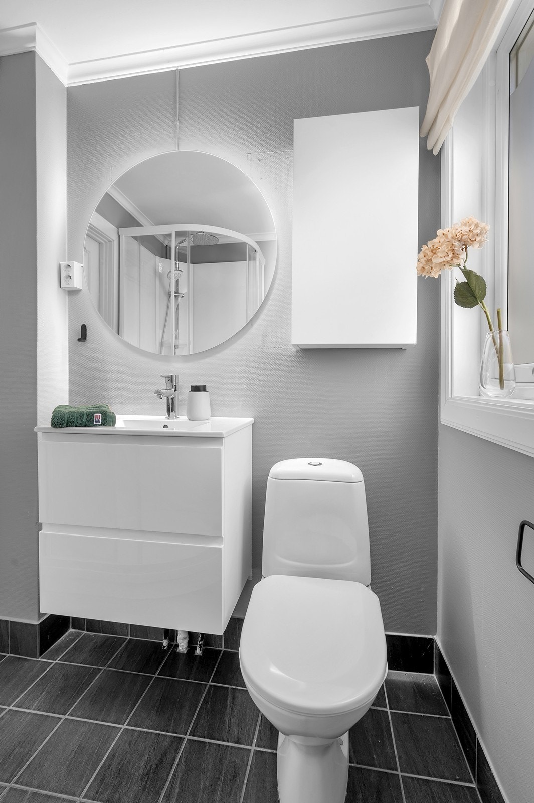 Badet er modernisert med nytt servant, speil og dusjkabinett. Galleribilde