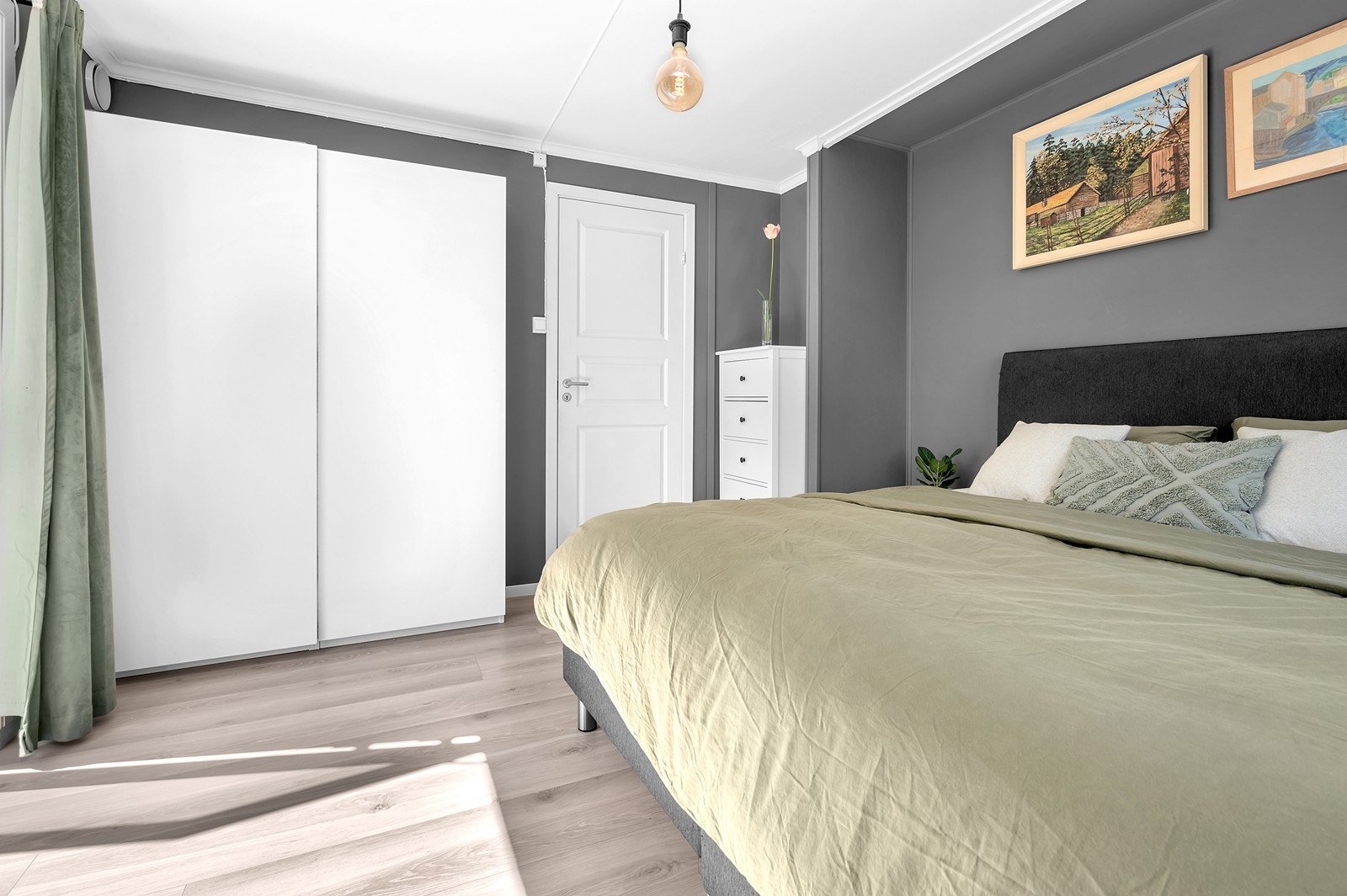 På soverom 1 er det praktisk skyvedørsgarderobe som medfølger. Galleribilde