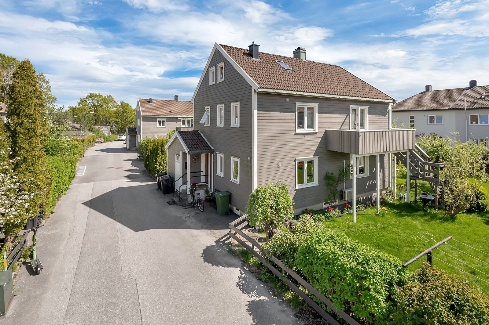 Boligen ligger pent plassert i en blindvei med lite gjennomgangstrafikk. Galleribilde