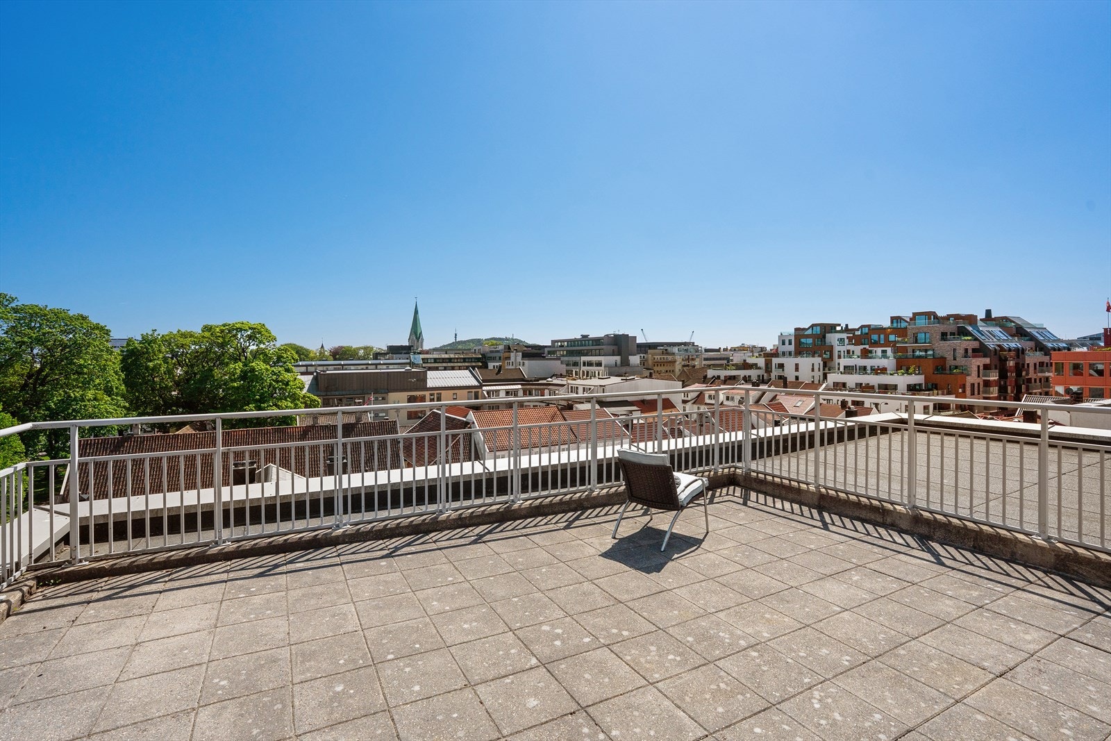 På takterrassen i bygget hvor du finner leiligheten har du de beste sol- og utsiktsforhold! Du har oversikt over byens tak, Domkirka og Odderøya i det fjerne. Galleribilde