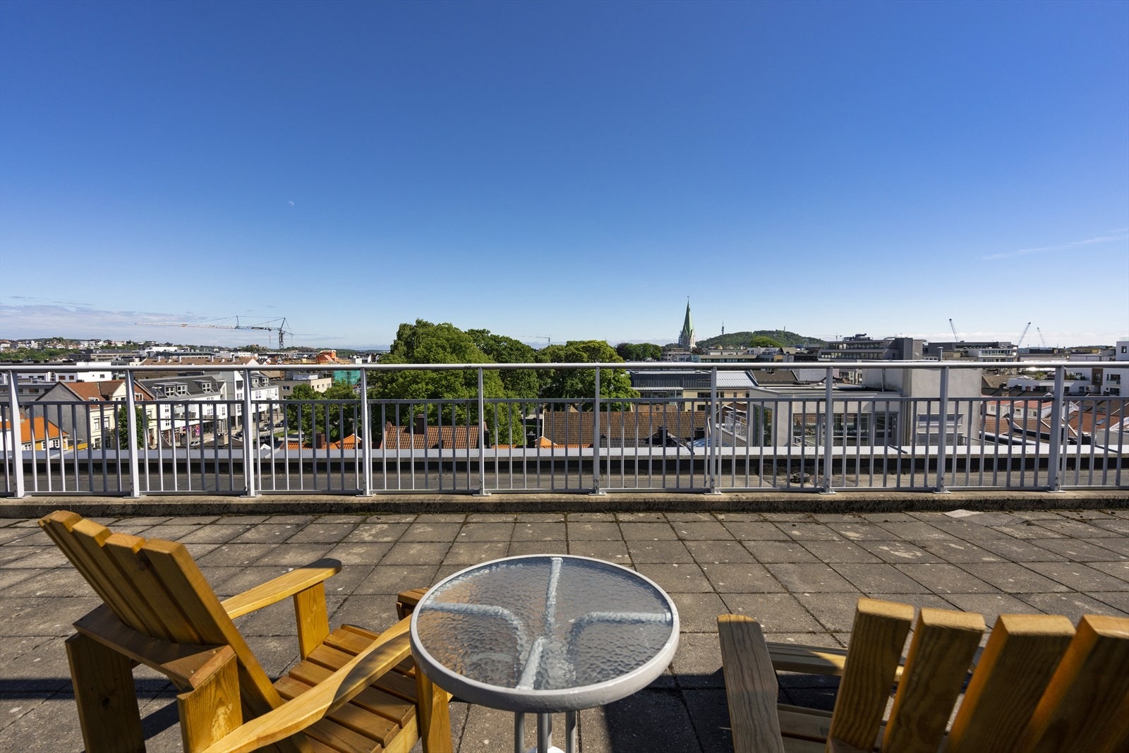 Fra takterrassen på nabobygget har du også flott utsikt! Galleribilde
