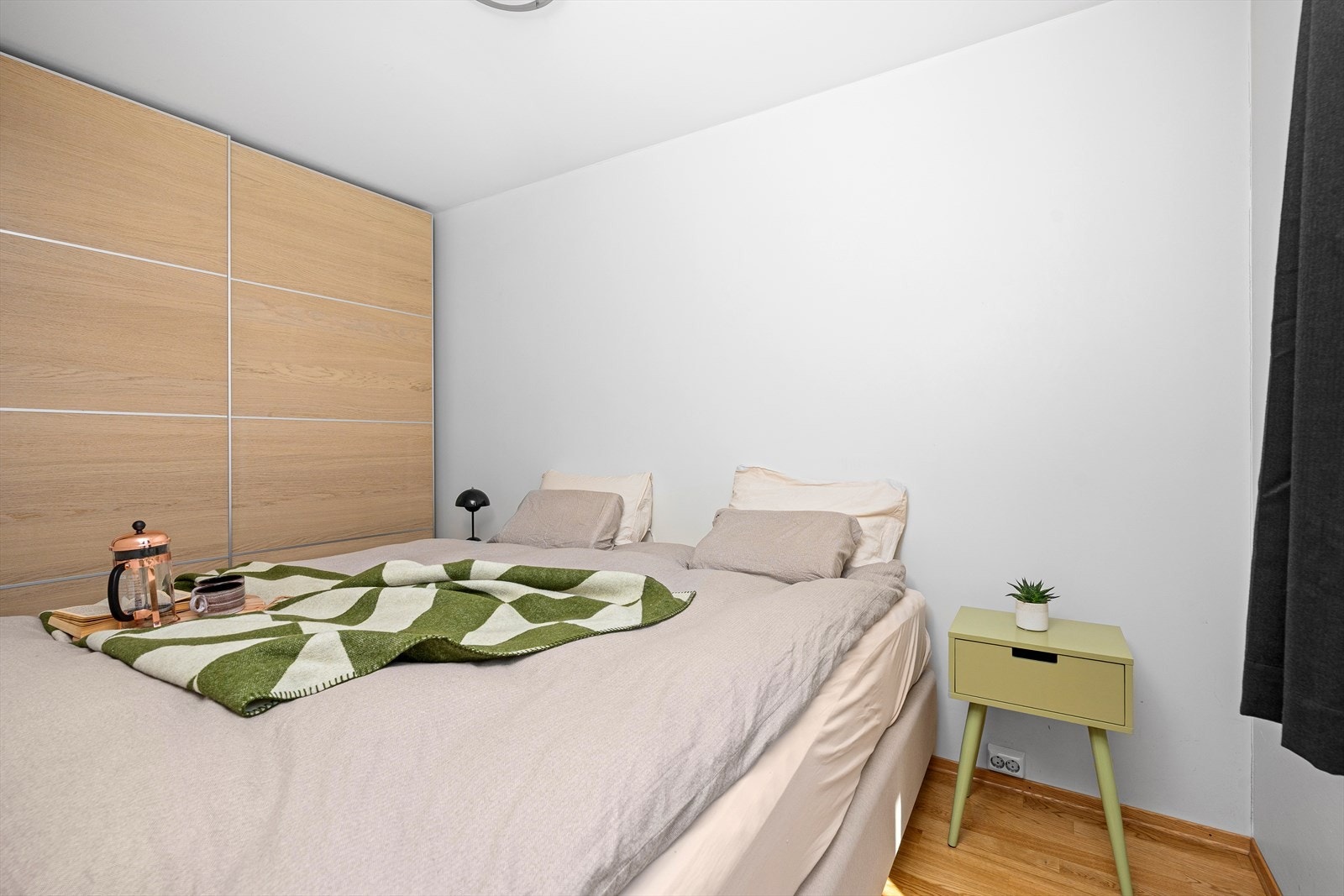 Soverommet er av god størrelse med plass til dobbeltseng med tilhørende nattbord, samt garderobeløsning med skyvedørsgarderobe. Galleribilde