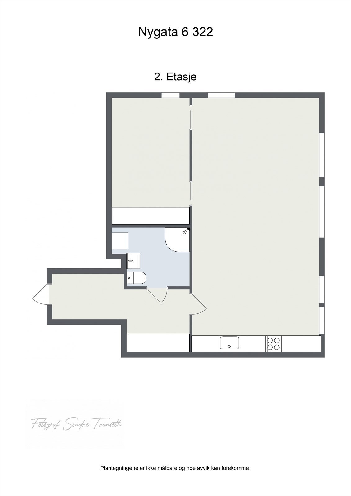 Planløsning 2.etg.: entre/mellomgang, bad/vaskerom, åpen stue/kjøkkenløsning, samt soverom. I tillegg medfølger det en ekstern bod i byggets underetg. Galleribilde