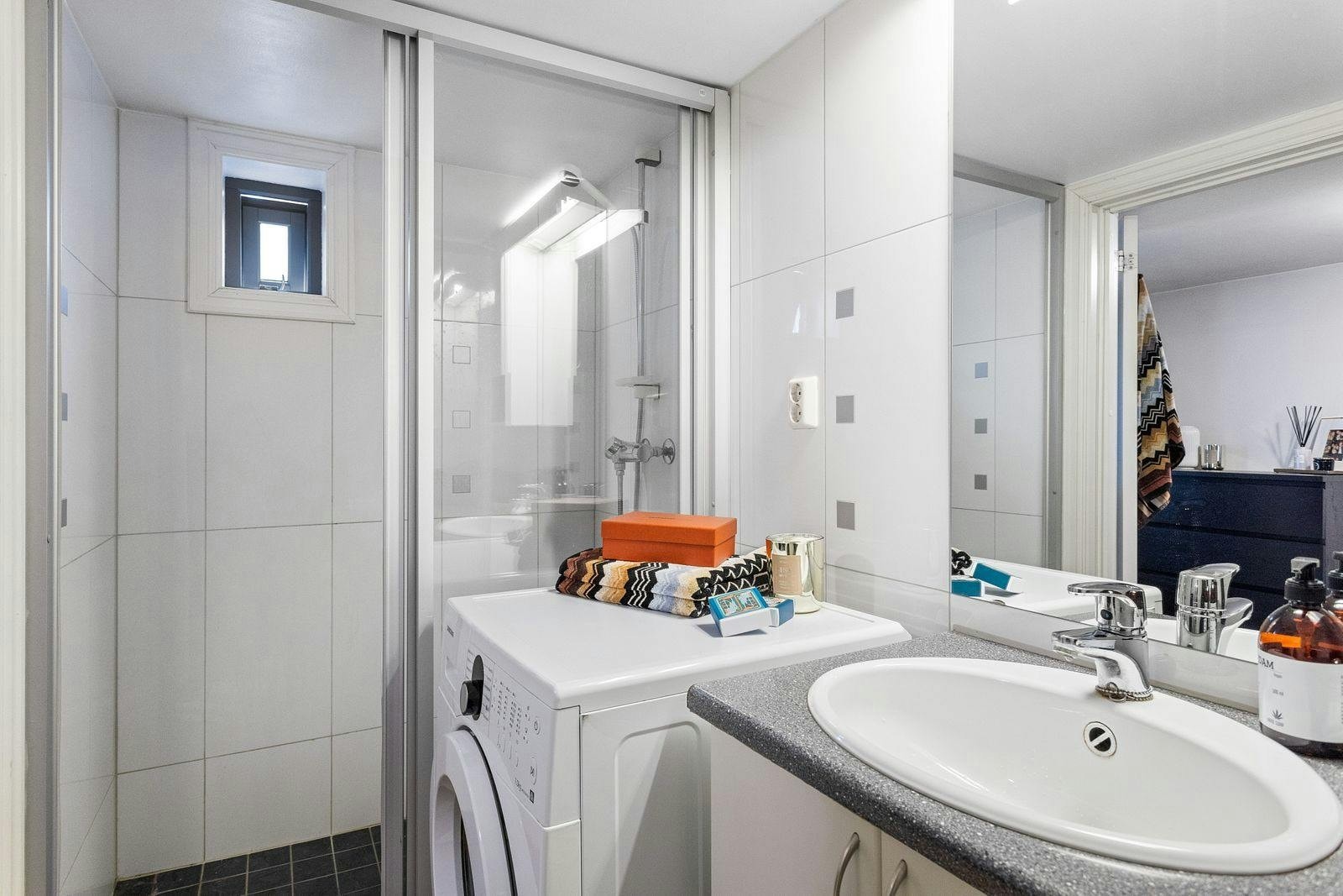 Det er opplegg for vaskemaskin på badet Galleribilde