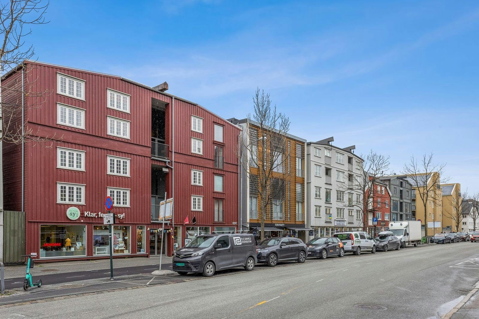 Sentral beliggenhet i Fjordgata med kort avstand til alle serviceytelser Galleribilde