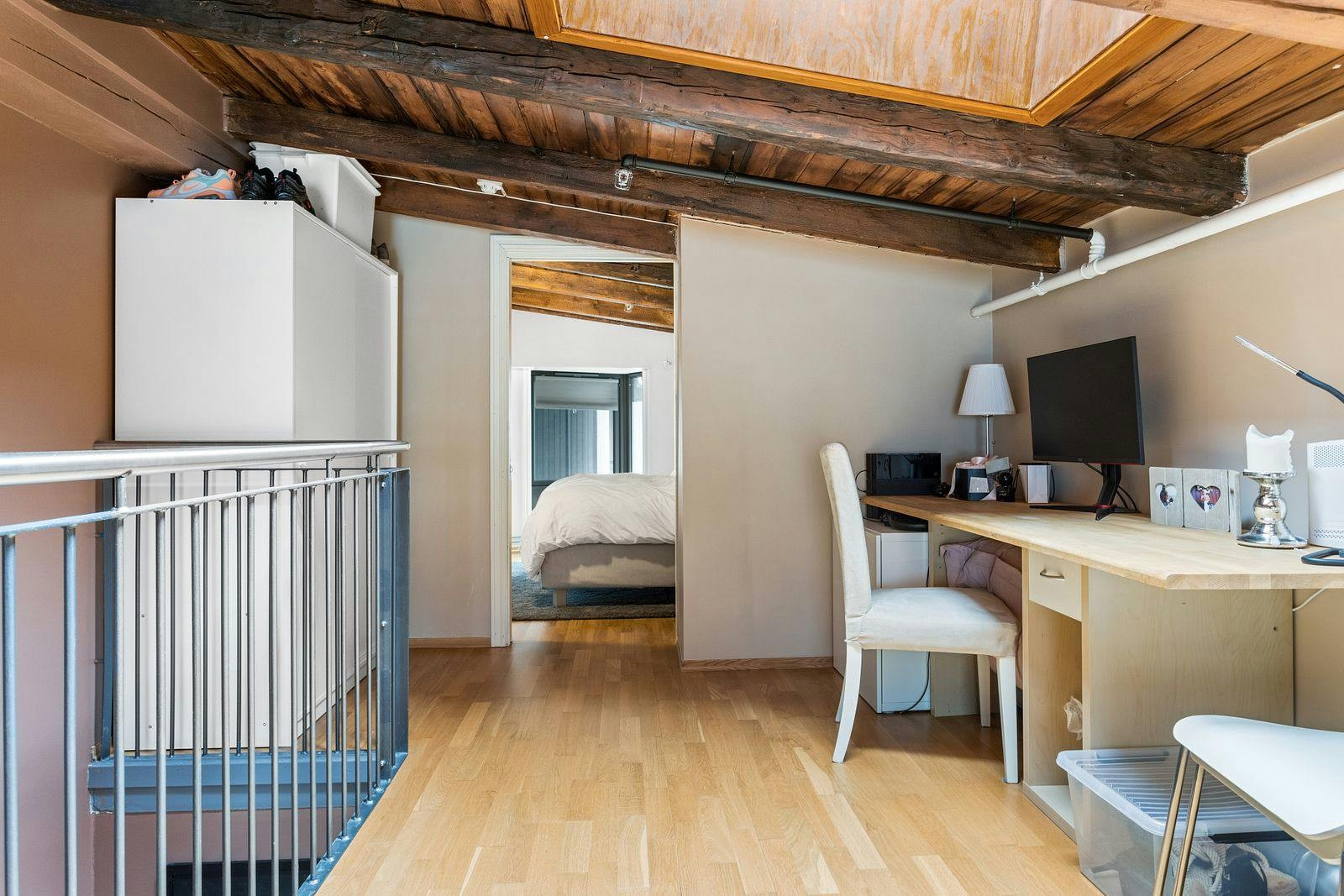 Leiligheten går over 2 plan, der 2. etasje inneholder en sovealkove. Galleribilde