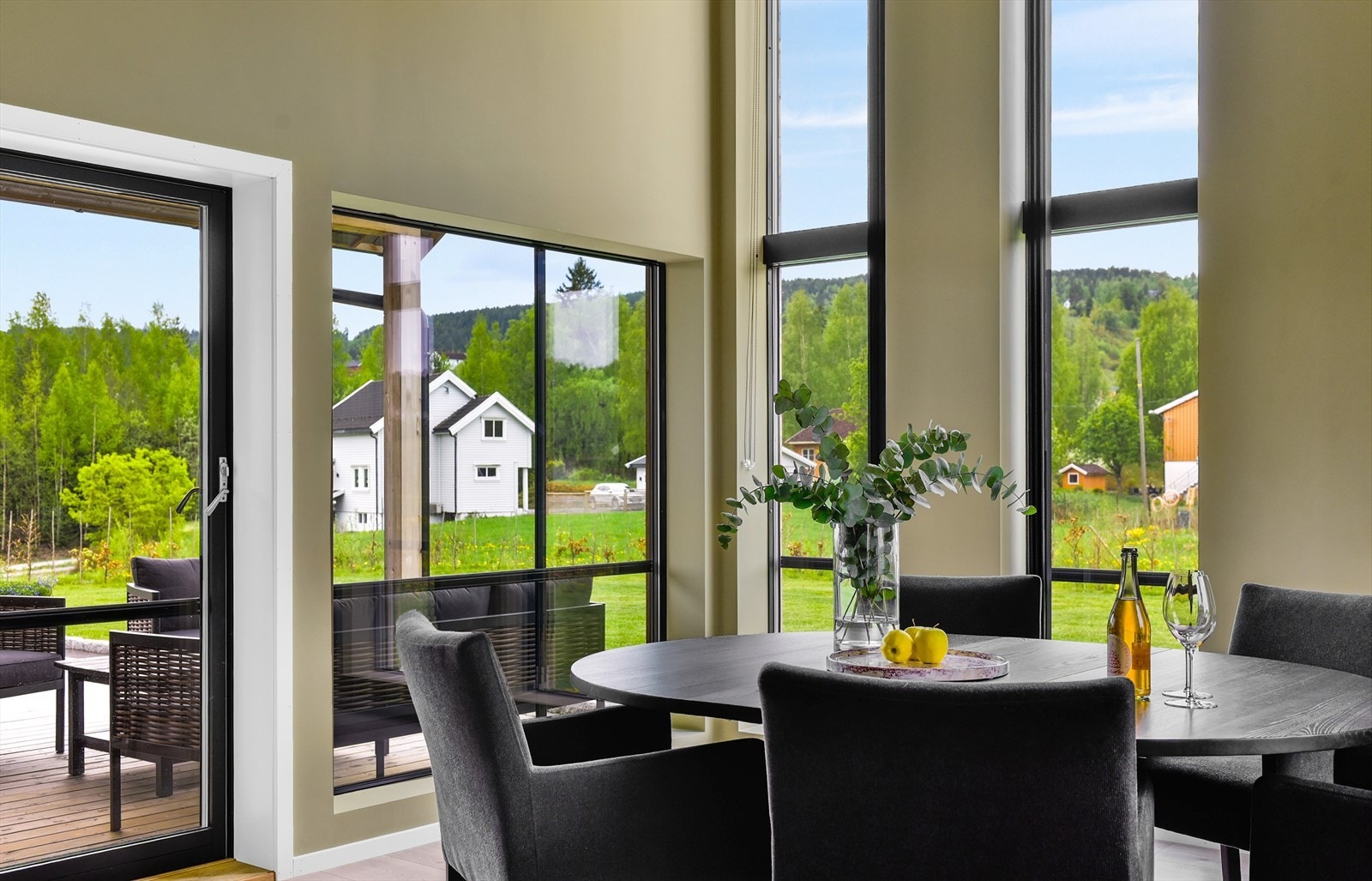 Fra spisestuen er det direkte utgang til den overbygde, sørvendte terrassen. Galleribilde
