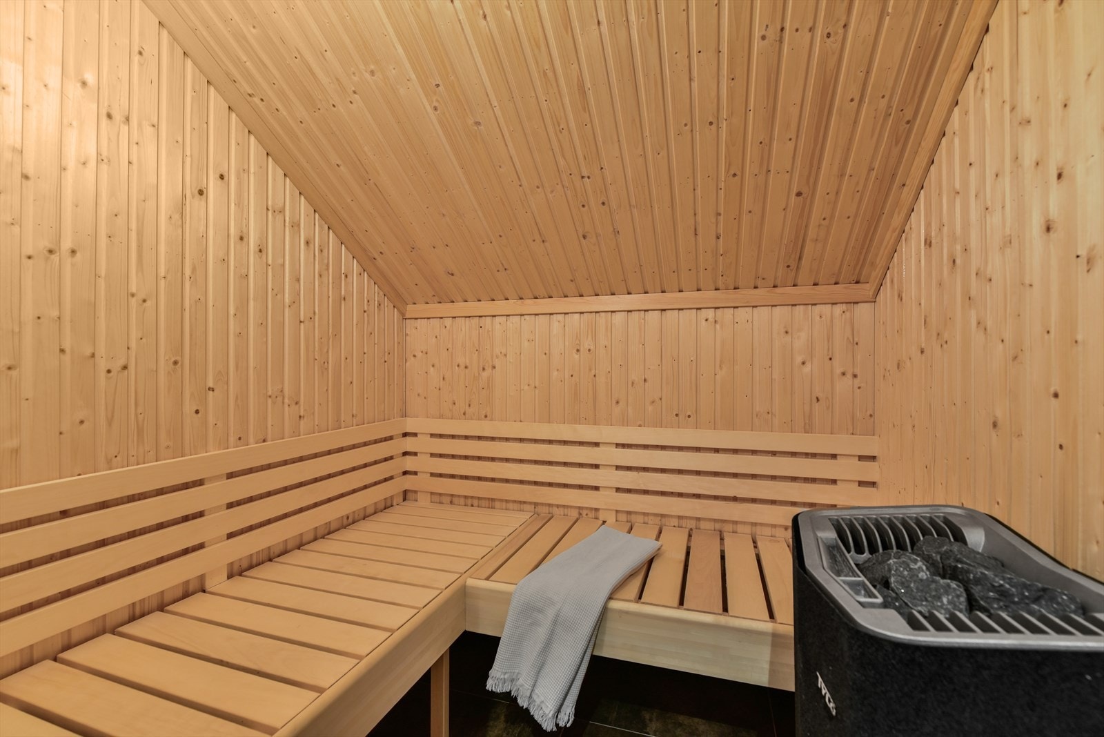 Egen badstue med panel på vegger og tak, samt badstuovn. Galleribilde