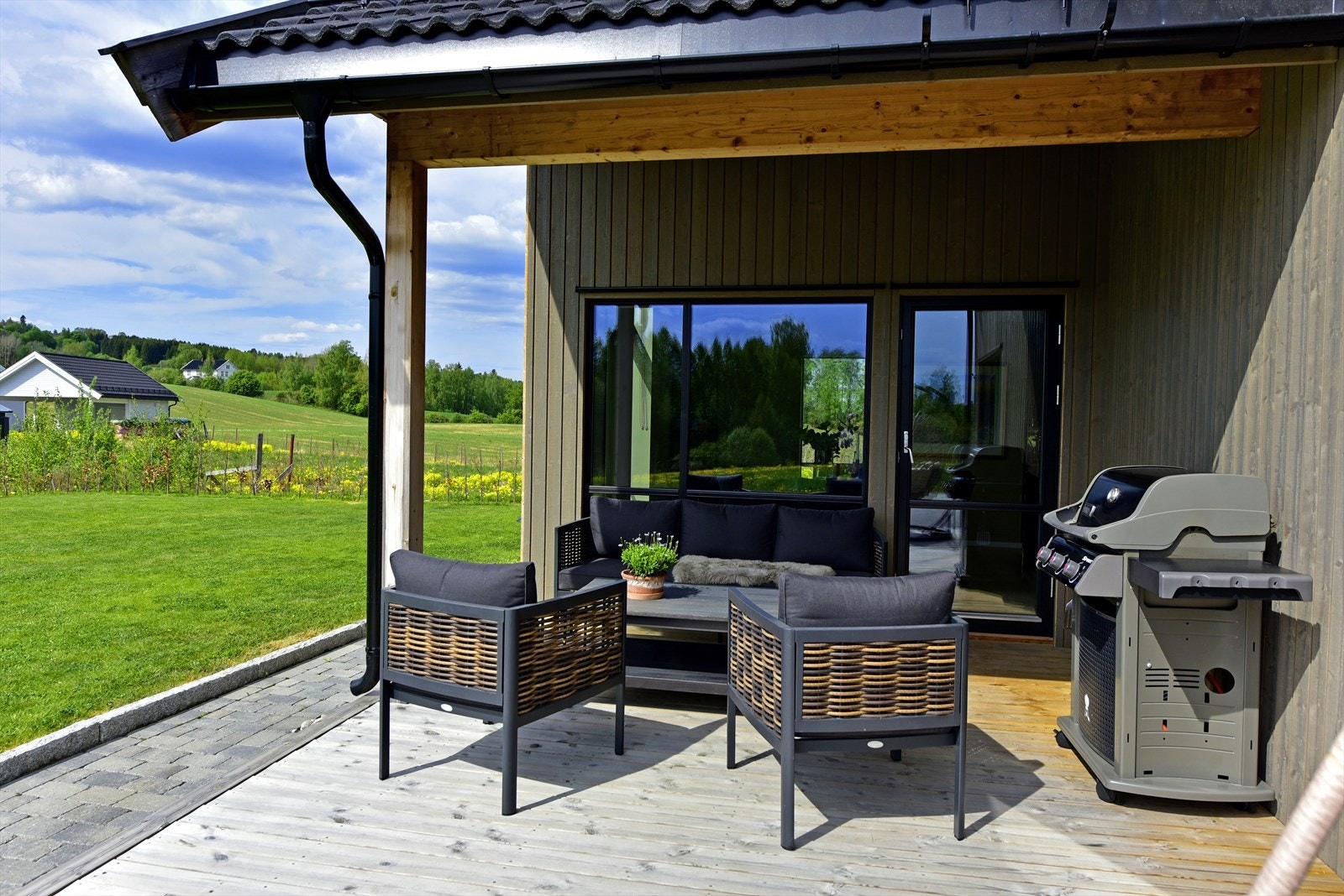 Den overbygde terrassen i treverk har belysning og utgang fra stuen. Galleribilde