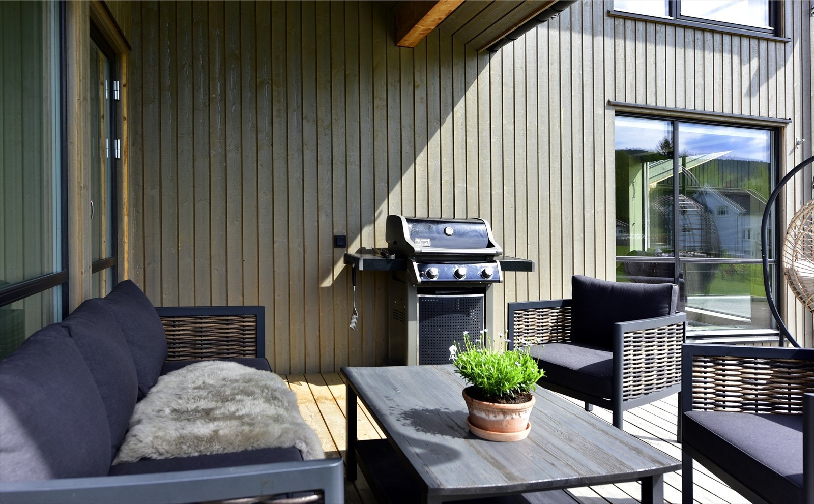 En lun og skjermet uteplass, perfekt for grilling. Galleribilde