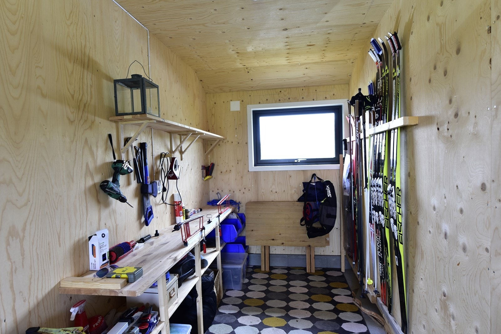 Garasjen har en egen bod, ideell som smørebod eller for oppbevaring. Galleribilde
