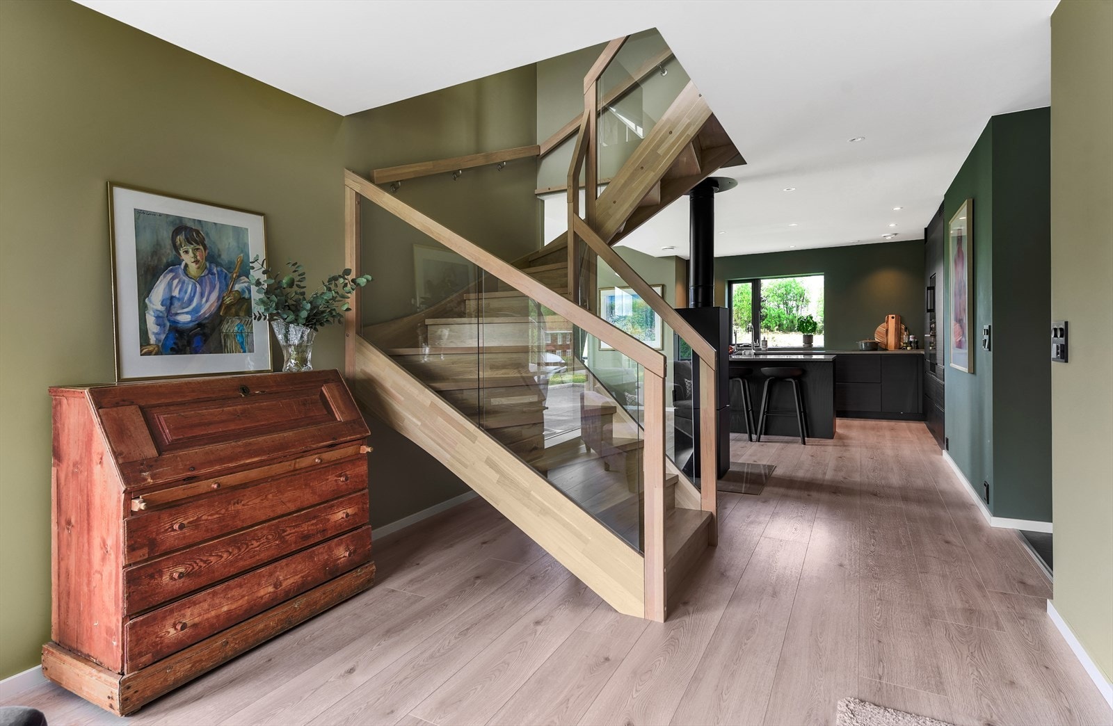 Den sentralt plasserte trappen er et arkitektonisk element i rommet. Galleribilde