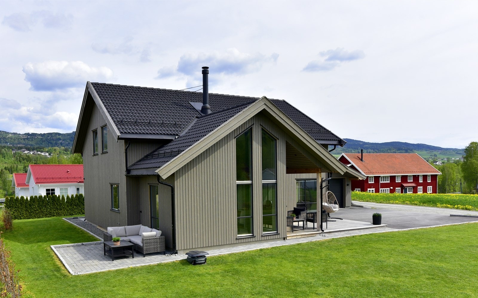 Eiendommen ligger på en liten høyde med utsikt mot Jarenvannet, i gangavstand til Gran sentrum. Galleribilde