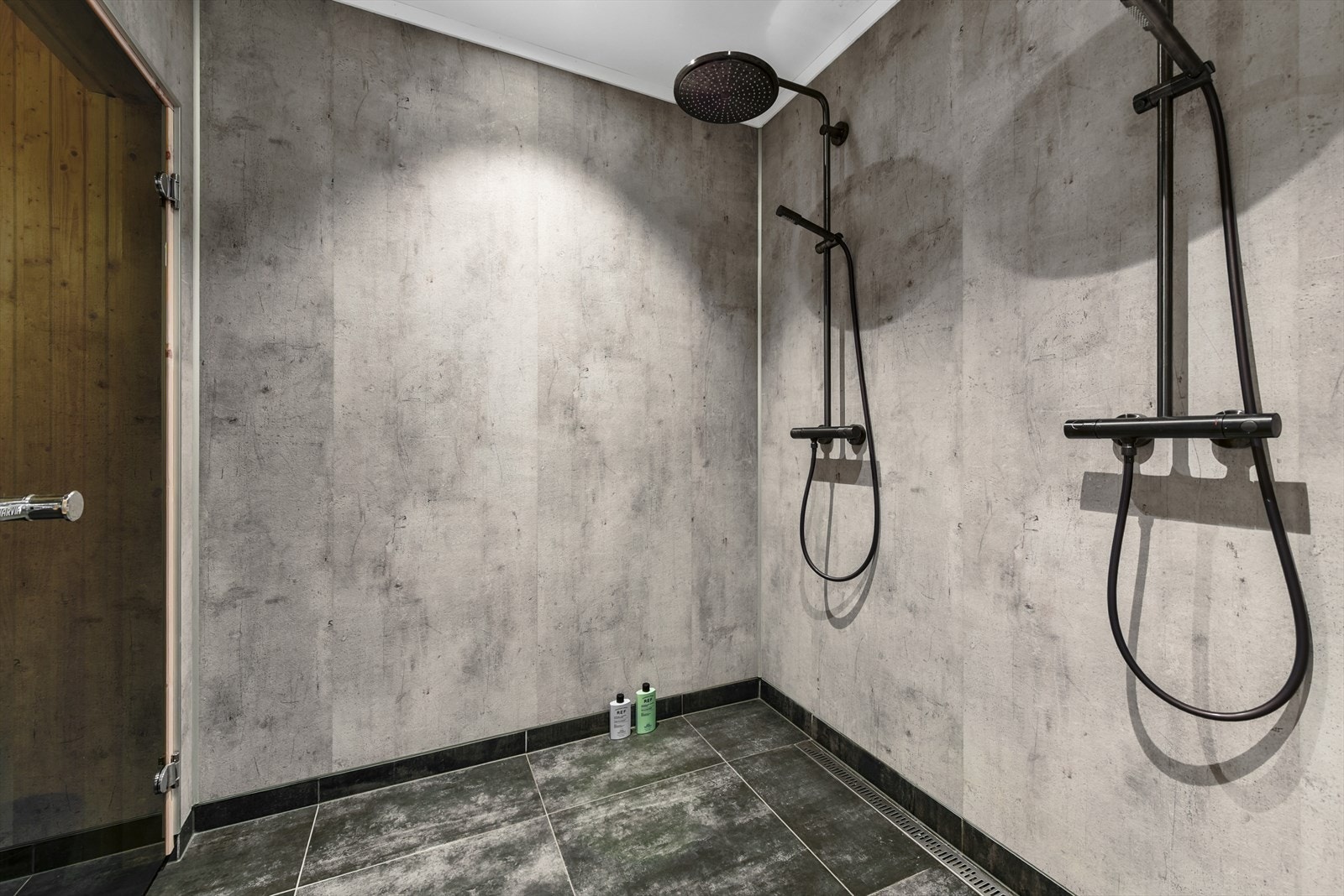 Dusjrommet er tilknyttet badet og har to dusjer og slukrenne mot vegg. Galleribilde