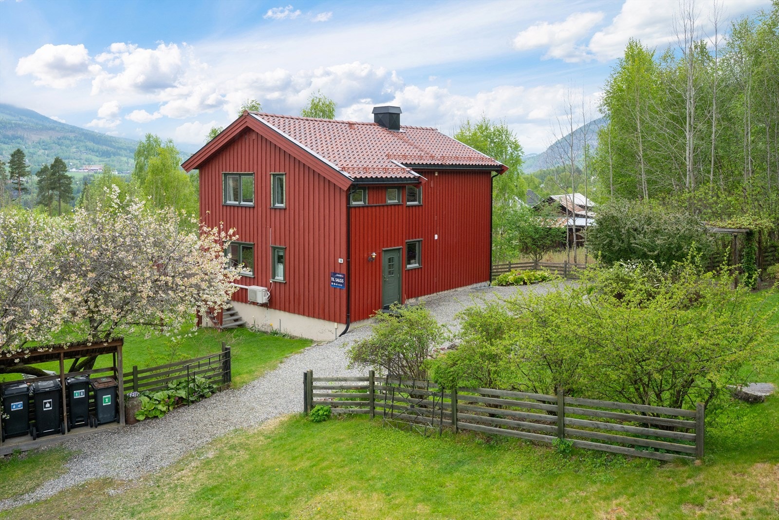 Eiendommen "Erlingrud" ligger fint til i et rolig og etablert område, like sør for Harpefoss sentrum. Galleribilde