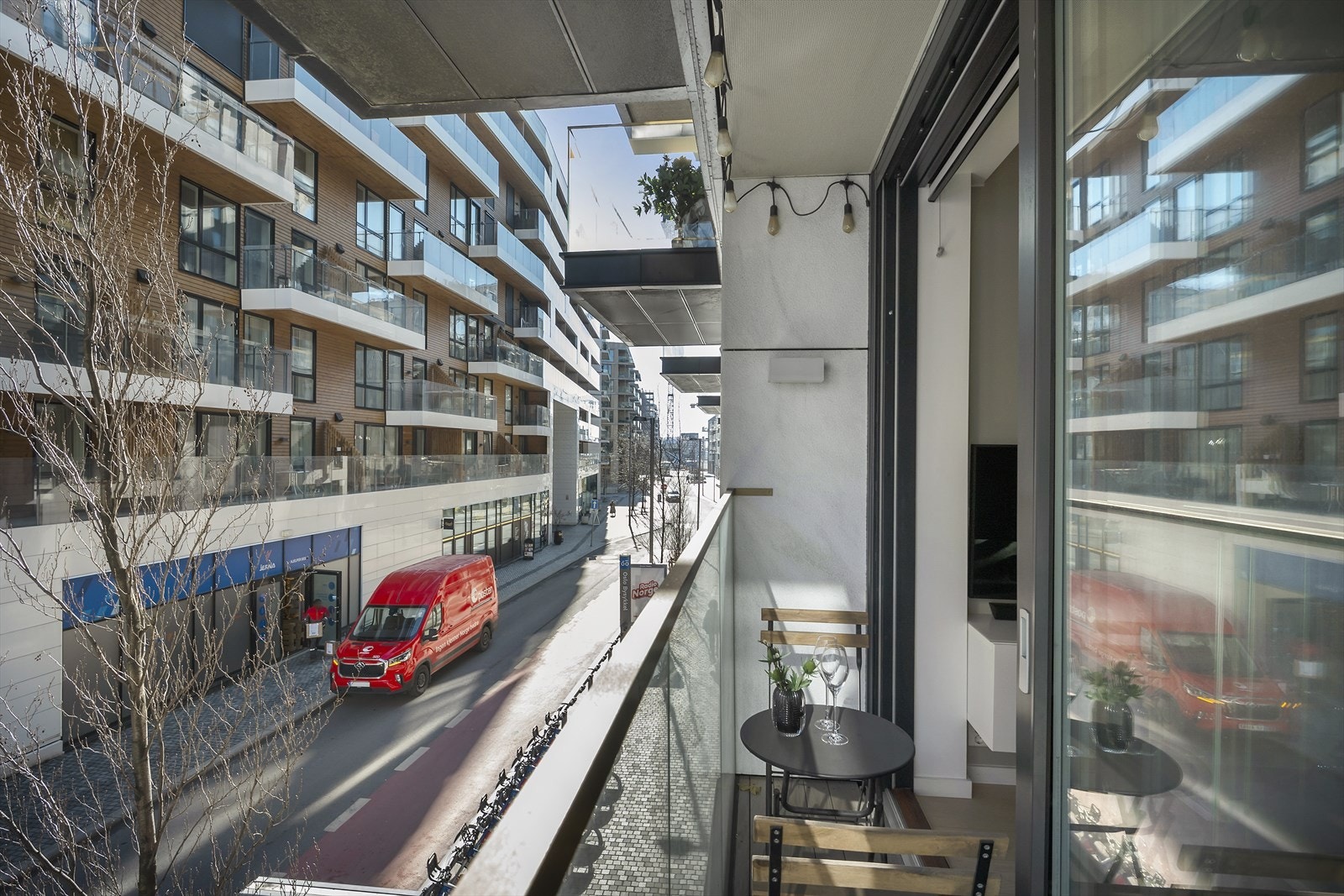 Plass til liten sittegruppe og planter med tilhørende møblement. Galleribilde