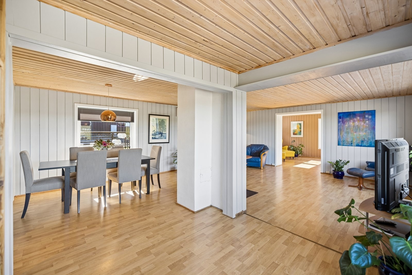 Stue og spisestue i åpen løsning, med plass til både sofagruppe og spisebord. Galleribilde
