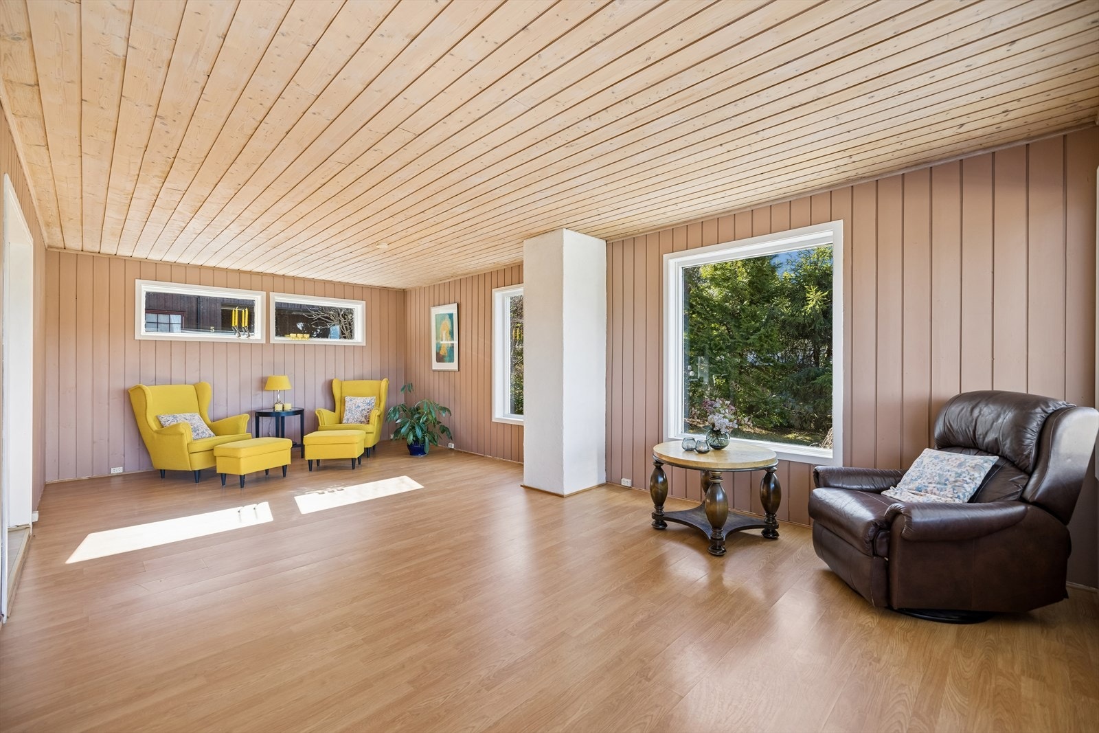 Rommet har panel på vegger og i himling, og laminat på gulvet. Galleribilde