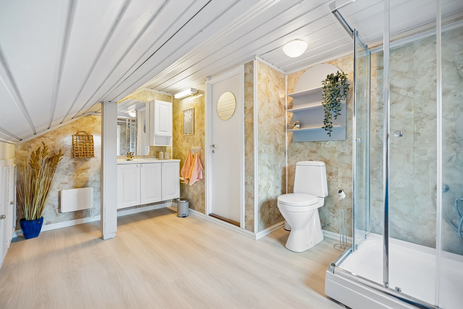 Badet i andre etasje er utstyrt med dusjkabinett, servantinnredning og toalett. Galleribilde