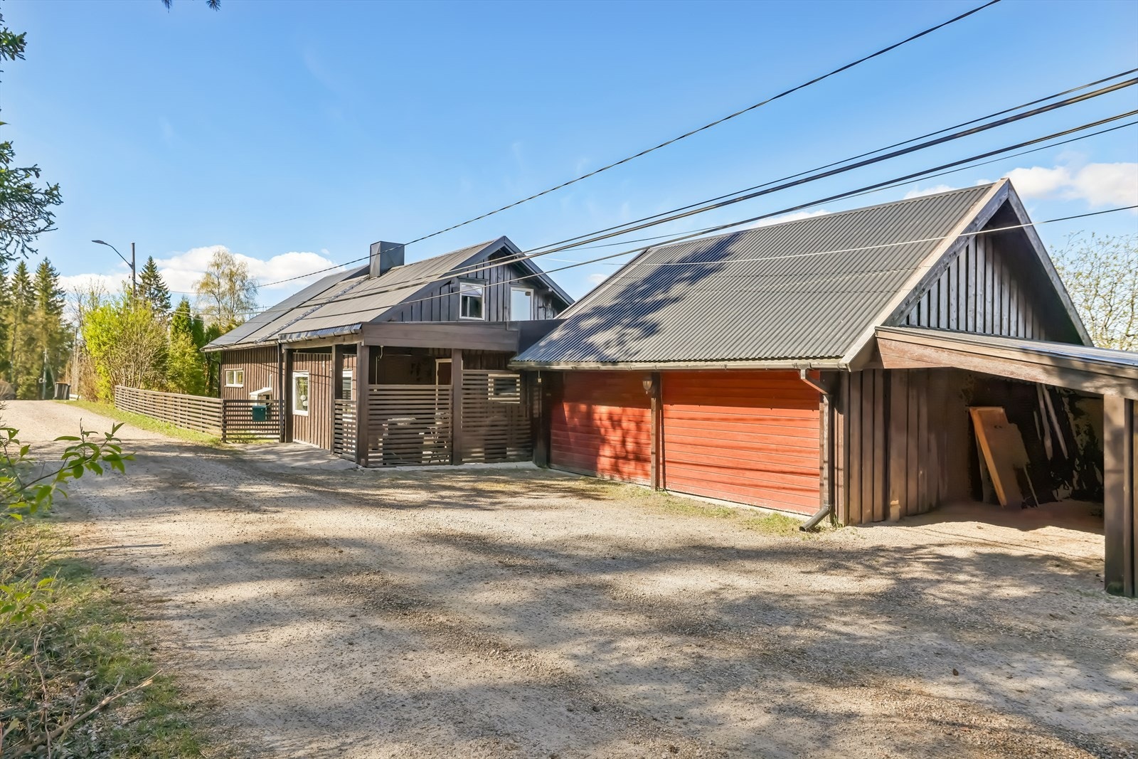 Eiendommen har en integrert dobbelgarasje og en carport. Galleribilde