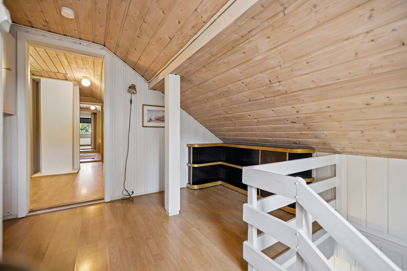Loftstue/gang i andre etasje som fungerer som et bindeledd mellom rommene. Galleribilde