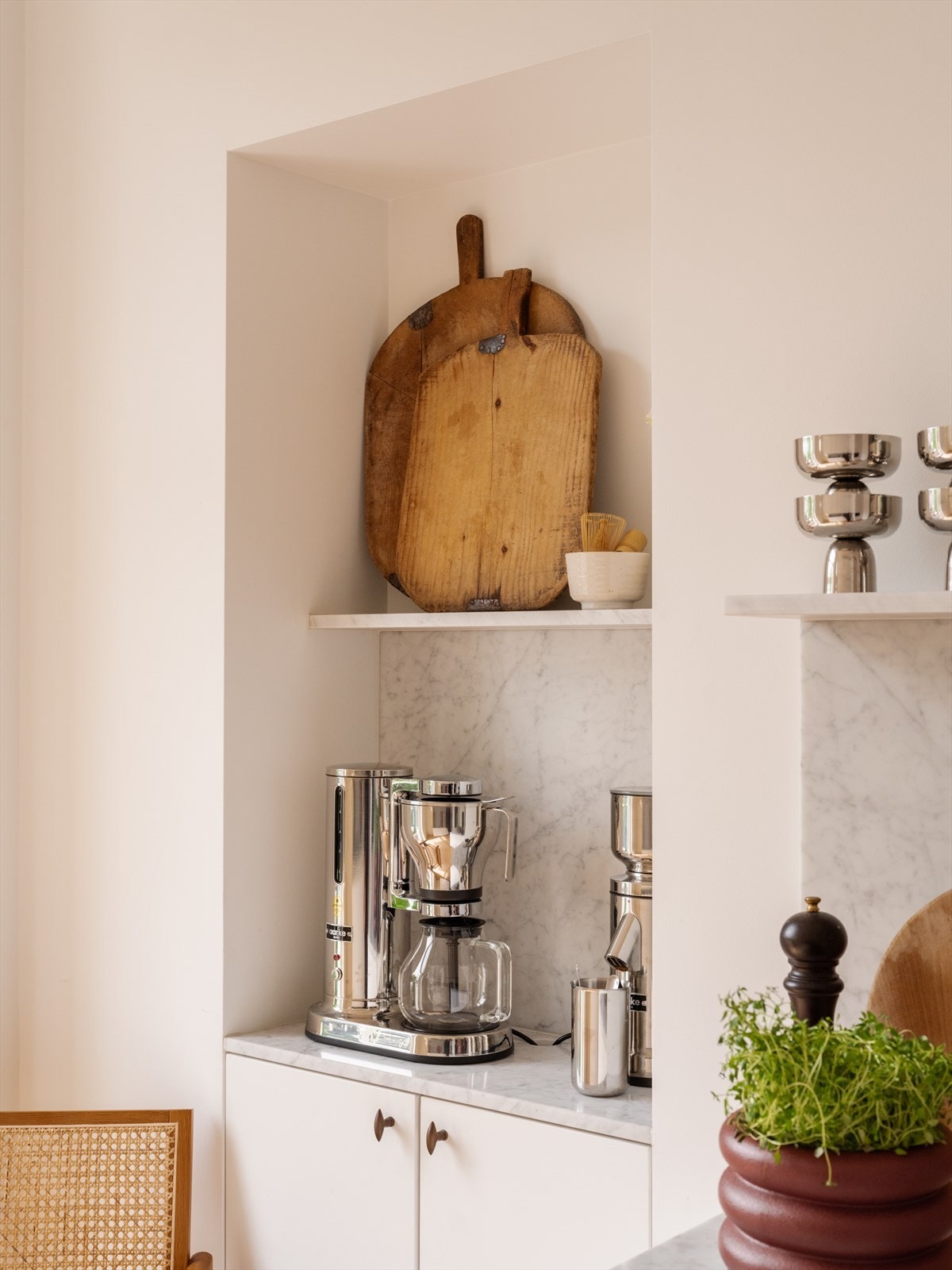 Praktisk nisje i marmor, perfekt som kaffestasjon. Løsningen gir ekstra oppbevaringsplass og gode arbeidsflater som bidrar til et funksjonelt og gjennomført kjøkken. Galleribilde