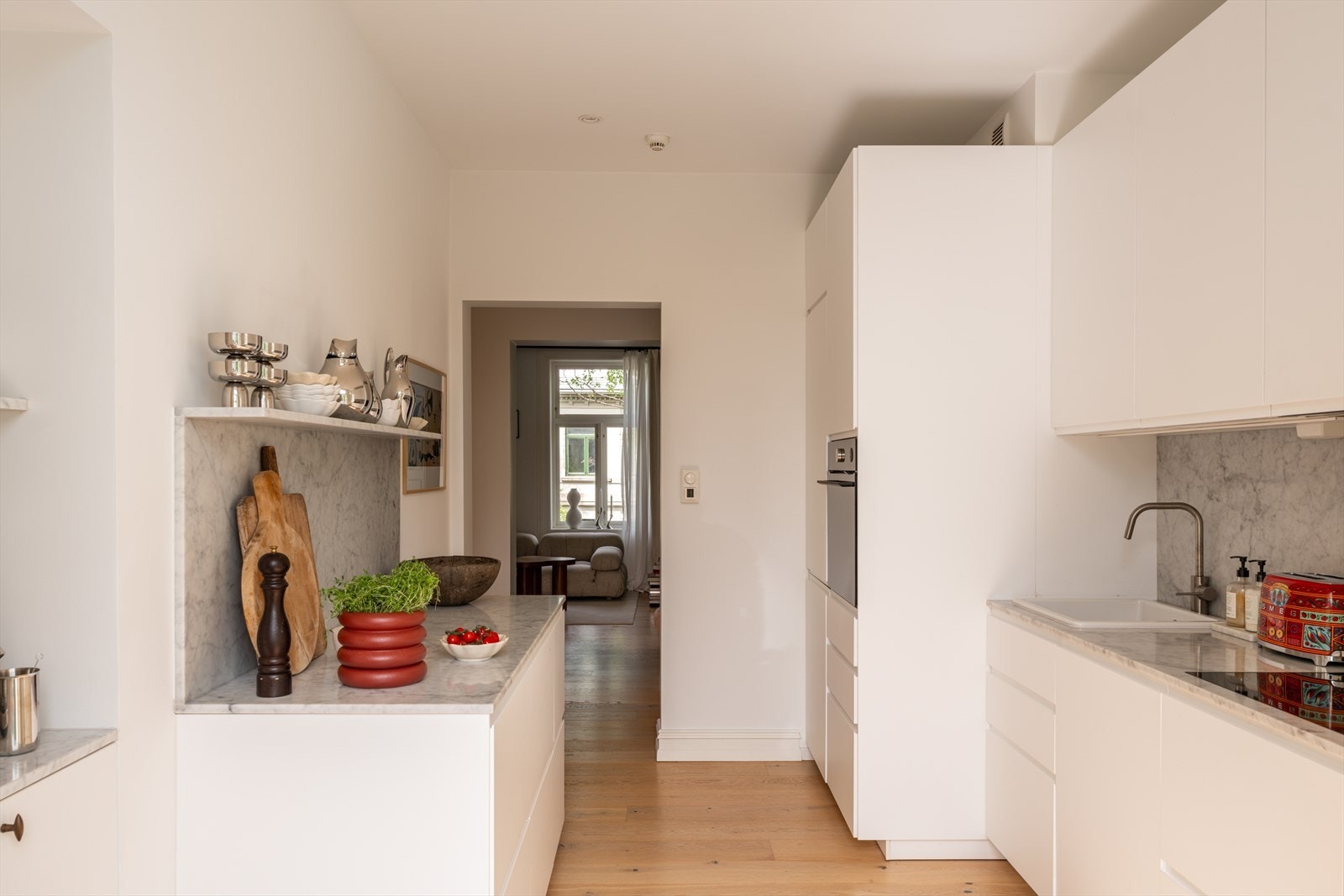 Leiligheten ble i stor grad pusset opp i 2019, og fremstår gjennomført med gode materialvalg og skreddersydde løsninger. De klassiske detaljene gir leiligheten en elegant og innbydende karakter. Galleribilde