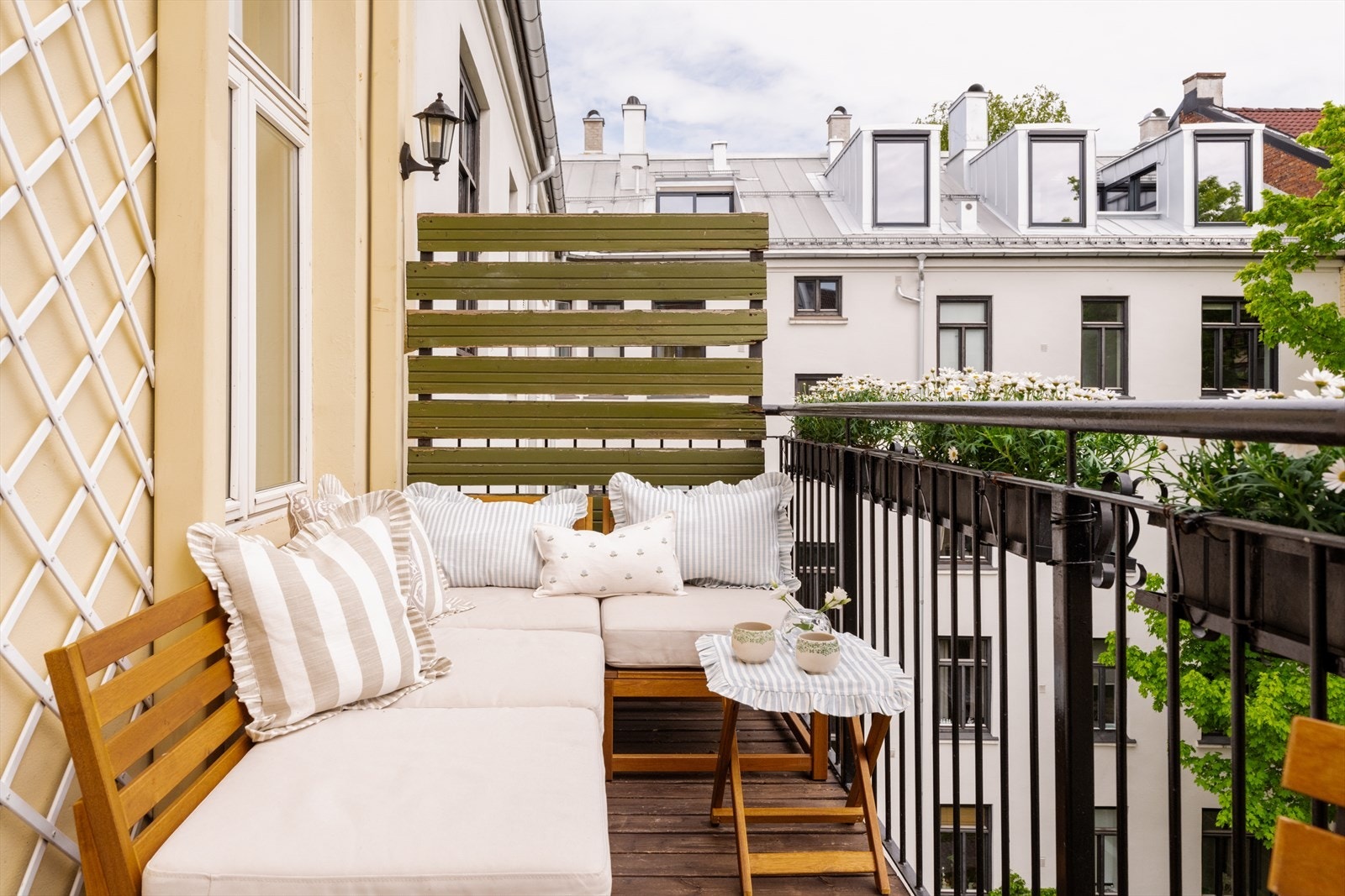 Her får man en lun og skjermet uteplass med god plass til både utemøbler og grill - perfekt for rolige morgenkaffer og lange sommerkvelder. Galleribilde