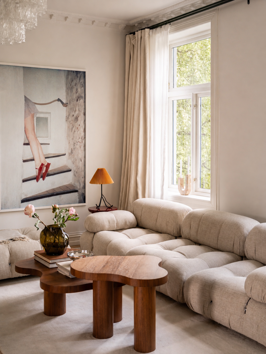 Stuen oppleves luftig og innbydende, med et nydelig lysinnslipp som fremhever leilighetens klassiske karakter. Galleribilde