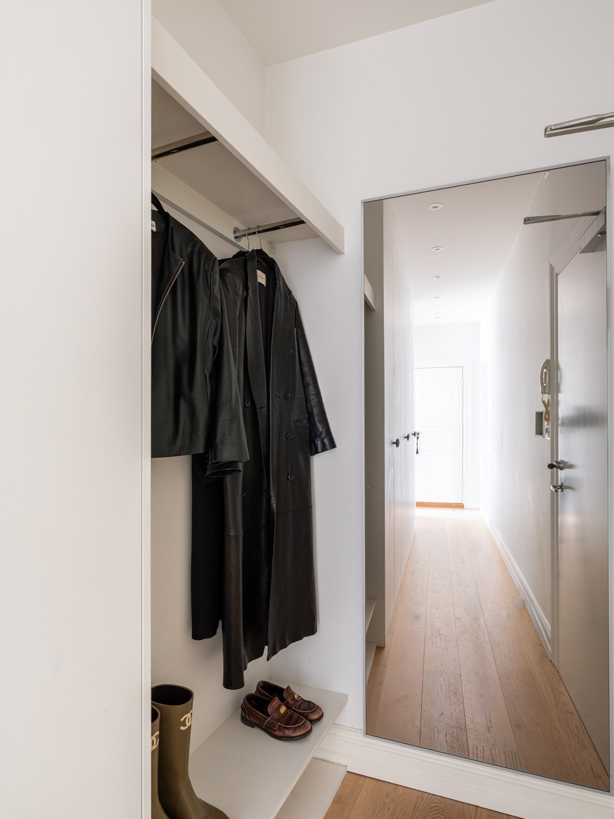 En praktisk nisje med knagger gir plass til yttertøy og sko.. Galleribilde